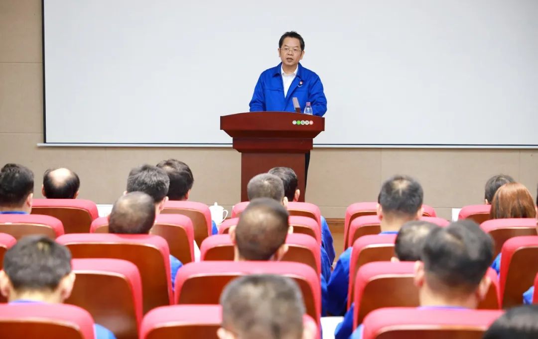 集团党委书记、董事长韦宏文作廉洁集体谈话.jpg